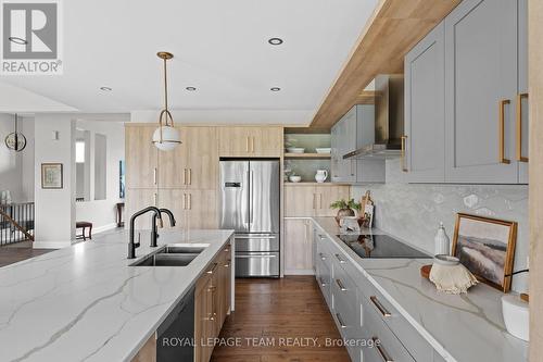 792 Mcmanus Avenue, Ottawa, ON - Indoor Photo Showing Kitchen With Double Sink With Upgraded Kitchen