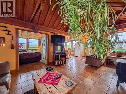 9498 Westside Road, Invermere, BC - Indoor Photo Showing Living Room