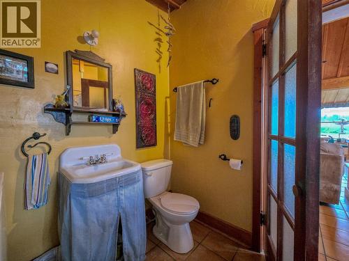 9498 Westside Road, Invermere, BC - Indoor Photo Showing Bathroom
