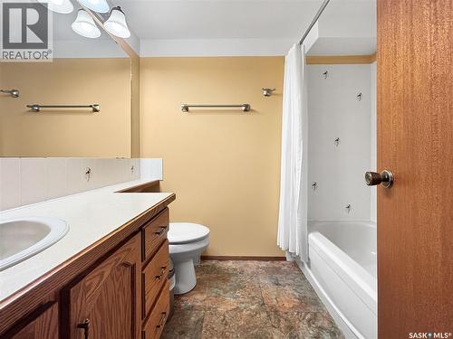 407 Chitek Crescent, Saskatoon, SK - Indoor Photo Showing Bathroom