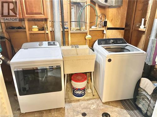 Laundry room Washer & Dryer and laundry sink - 44 Douglas Avenue, Simcoe, ON - Indoor Photo Showing Laundry Room