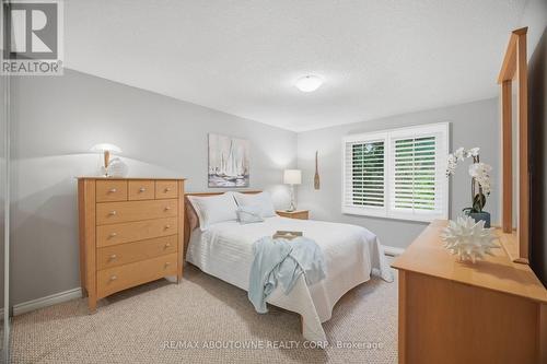 6298 Starfield Crescent, Mississauga, ON - Indoor Photo Showing Bedroom