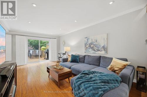 6298 Starfield Crescent, Mississauga, ON - Indoor Photo Showing Living Room