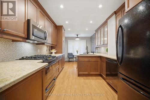 6298 Starfield Crescent, Mississauga, ON - Indoor Photo Showing Kitchen With Upgraded Kitchen