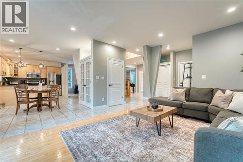 937 Pavan, Windsor, ON - Indoor Photo Showing Living Room