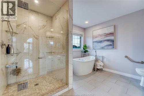 937 Pavan, Windsor, ON - Indoor Photo Showing Bathroom