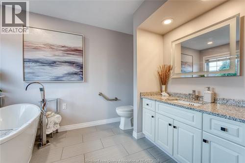 937 Pavan, Windsor, ON - Indoor Photo Showing Bathroom