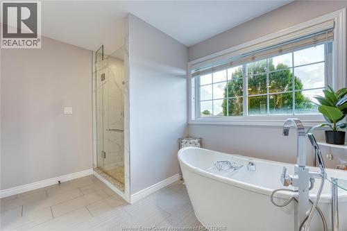 937 Pavan, Windsor, ON - Indoor Photo Showing Bathroom