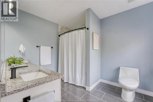 937 Pavan, Windsor, ON - Indoor Photo Showing Bathroom