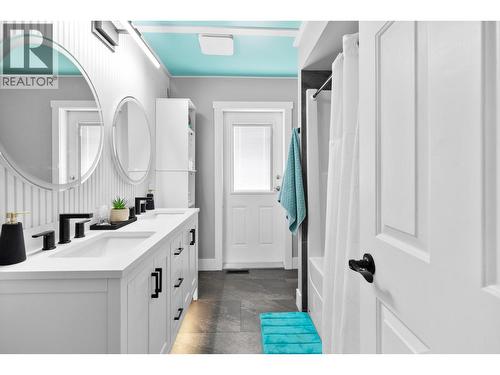 Main floor bath + pool access - 3341 Broadview Road, West Kelowna, BC - Indoor Photo Showing Bathroom