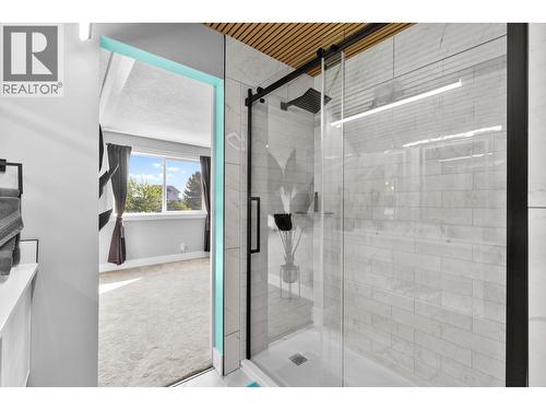 Master Ensuite - 3341 Broadview Road, West Kelowna, BC - Indoor Photo Showing Bathroom