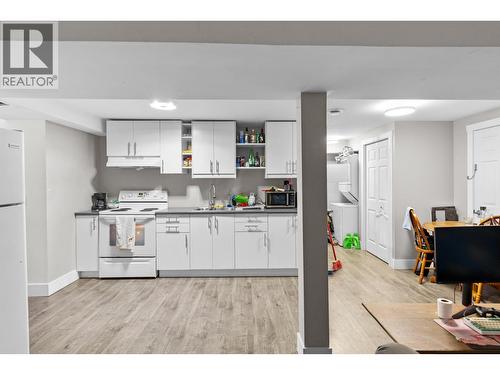 In-law suite kitchen - 3341 Broadview Road, West Kelowna, BC - Indoor Photo Showing Kitchen