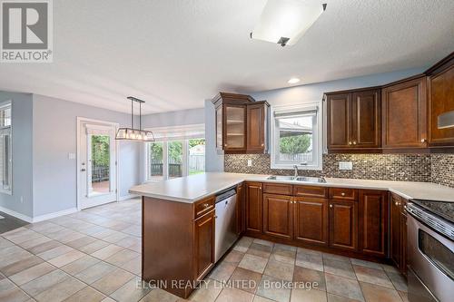 11 Kensington Court, St. Thomas, ON - Indoor Photo Showing Kitchen With Double Sink
