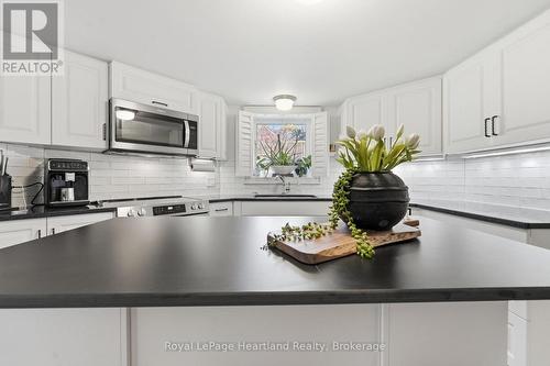 100 - 5 Cobourg Street, Goderich (Goderich (Town)), ON - Indoor Photo Showing Kitchen With Upgraded Kitchen