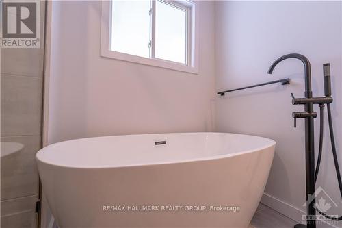 759 Adams Avenue, Ottawa, ON - Indoor Photo Showing Bathroom