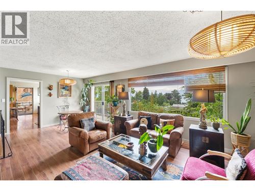 3812 Albrecht Road, Naramata, BC - Indoor Photo Showing Living Room