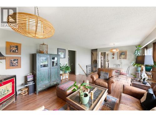 3812 Albrecht Road, Naramata, BC - Indoor Photo Showing Living Room