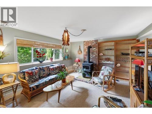 3812 Albrecht Road, Naramata, BC - Indoor Photo Showing Living Room