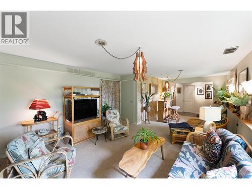 3812 Albrecht Road, Naramata, BC - Indoor Photo Showing Living Room