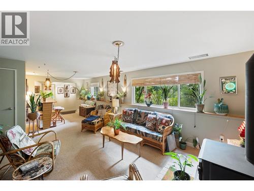 3812 Albrecht Road, Naramata, BC - Indoor Photo Showing Living Room