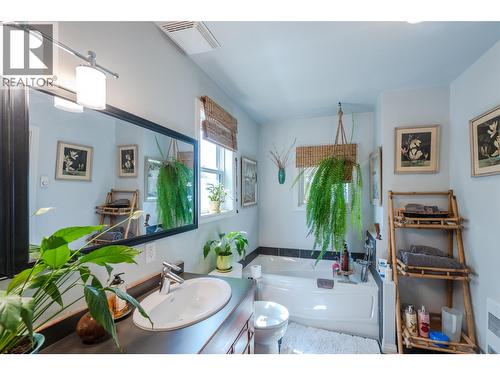 3812 Albrecht Road, Naramata, BC - Indoor Photo Showing Bathroom
