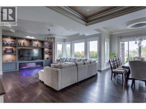 3666 Benvoulin Road, Kelowna, BC - Indoor Photo Showing Living Room