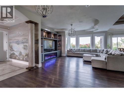 3666 Benvoulin Road, Kelowna, BC - Indoor Photo Showing Living Room