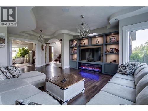 3666 Benvoulin Road, Kelowna, BC - Indoor Photo Showing Living Room