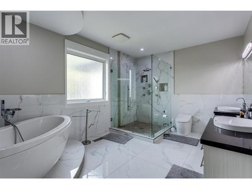 3666 Benvoulin Road, Kelowna, BC - Indoor Photo Showing Bathroom