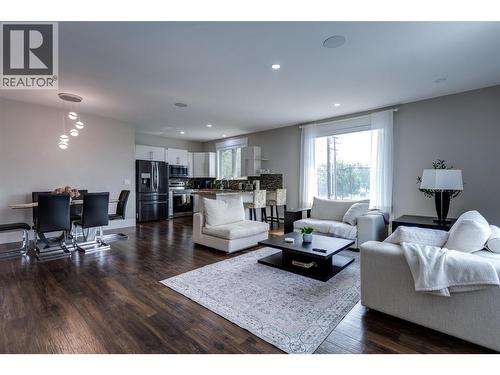 3666 Benvoulin Road, Kelowna, BC - Indoor Photo Showing Living Room