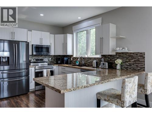 3666 Benvoulin Road, Kelowna, BC - Indoor Photo Showing Kitchen With Upgraded Kitchen