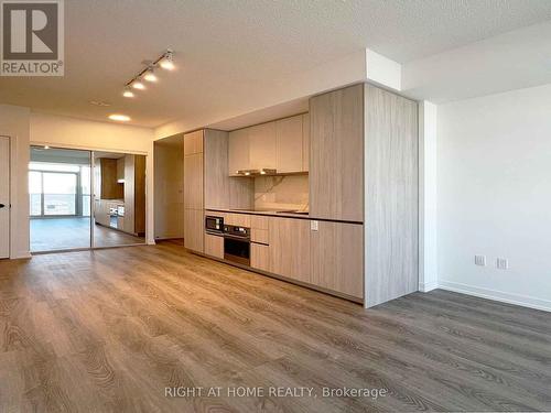 3907 - 8 Interchange Way, Vaughan, ON - Indoor Photo Showing Kitchen