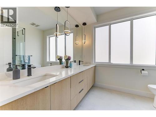 Bright 4-piece ensuite • double vanity - 747 Patterson Avenue Unit# 2, Kelowna, BC - Indoor Photo Showing Bathroom