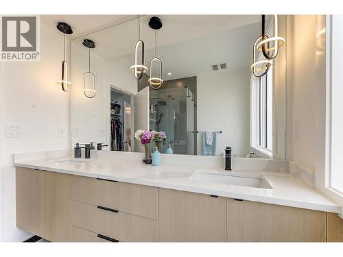 Bright 4-piece ensuite features a generous double-sink vanity with quartz countertop and expansive mirror - 747 Patterson Avenue Unit# 2, Kelowna, BC - Indoor Photo Showing Bathroom