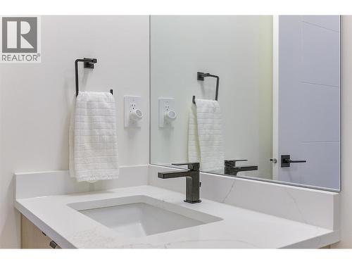 Contemporary main bathroom features a rectangular vessel sink set on a quartz-topped vanity - 747 Patterson Avenue Unit# 2, Kelowna, BC - Indoor Photo Showing Bathroom
