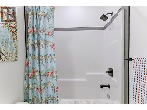 Full upper-level main bathroom includes a tub/shower combination — practical for family or guests - 747 Patterson Avenue Unit# 2, Kelowna, BC - Indoor Photo Showing Bathroom