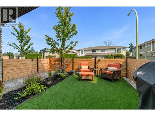 Private fenced front yard • artificial turf - 747 Patterson Avenue Unit# 2, Kelowna, BC - Outdoor