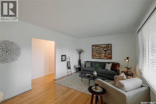 1012 2Nd Street E, Saskatoon, SK - Indoor Photo Showing Living Room