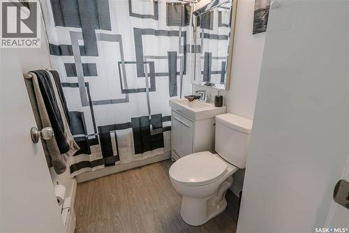 1012 2Nd Street E, Saskatoon, SK - Indoor Photo Showing Bathroom
