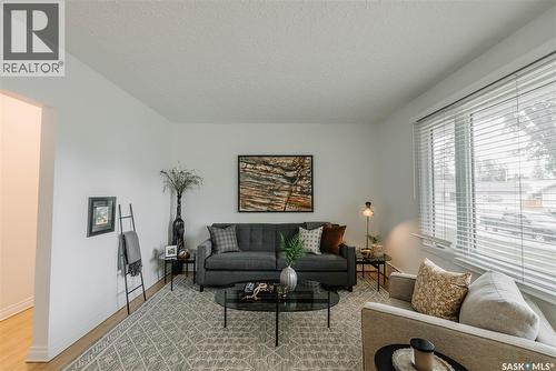 1012 2Nd Street E, Saskatoon, SK - Indoor Photo Showing Living Room