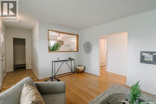 1012 2Nd Street E, Saskatoon, SK - Indoor Photo Showing Living Room