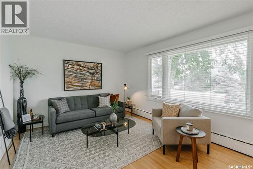 1012 2Nd Street E, Saskatoon, SK - Indoor Photo Showing Living Room