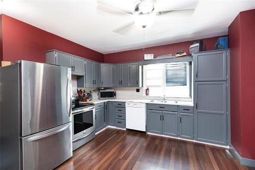 250 Toronto Ave, Morris, MB - Indoor Photo Showing Kitchen With Double Sink