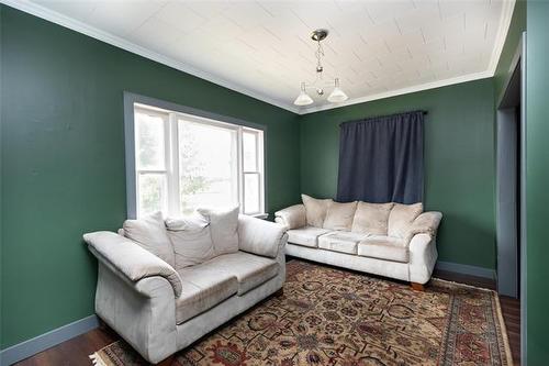 250 Toronto Ave, Morris, MB - Indoor Photo Showing Living Room