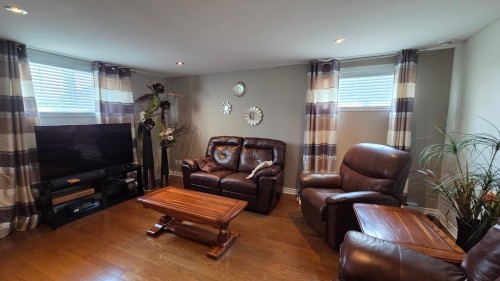 Salle familiale - 134 2E Avenue, Grenville, QC - Indoor Photo Showing Living Room