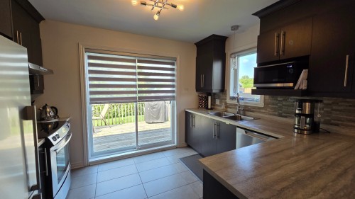 Cuisine - 134 2E Avenue, Grenville, QC - Indoor Photo Showing Kitchen With Double Sink