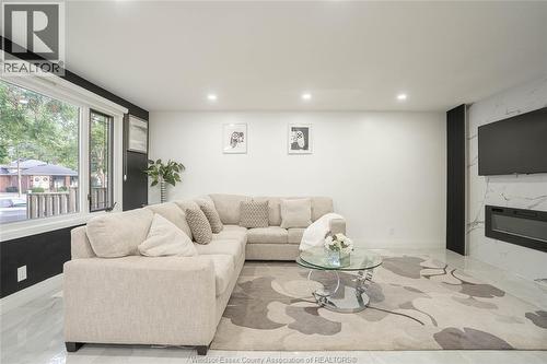 3381 Pineview Crescent, Windsor, ON - Indoor With Fireplace