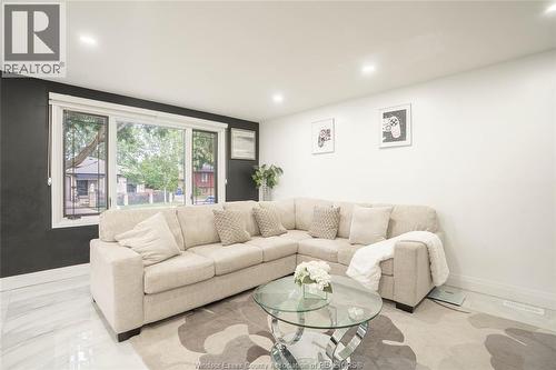 3381 Pineview Crescent, Windsor, ON - Indoor Photo Showing Living Room