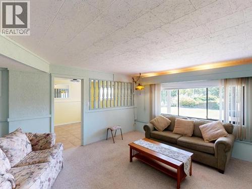3763 Selkirk Ave, Powell River, BC - Indoor Photo Showing Living Room