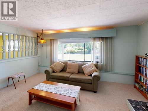 3763 Selkirk Ave, Powell River, BC - Indoor Photo Showing Living Room